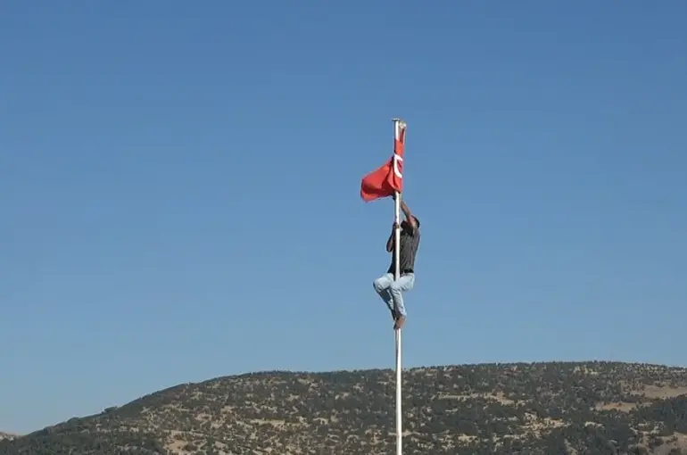 Türk bayrağını düzeltmek için direğe tırmandı
