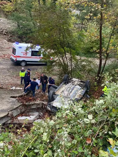 Türkeli’de otomobil şarampole yuvarlandı: 1 yaralı

