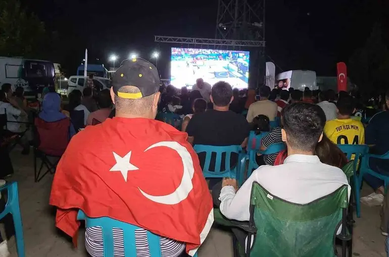 Türkiye- Almanya maçını Adıyamanlılar dev ekrandan izledi
