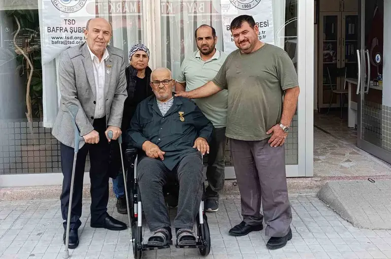 Türkiye Sakatlar Derneği Bafra Şubesi’nden şehit babasına akülü sandalye hediyesi
