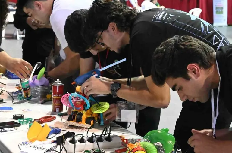 Türkiye’nin en çirkin robotları sahneye çıktı

