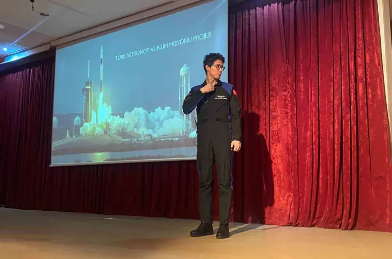 Türkiye’nin ikinci astronotu Tuva Cihangir Atasever, Ankaralı öğrencilerle uzay yolculuğunu paylaştı

