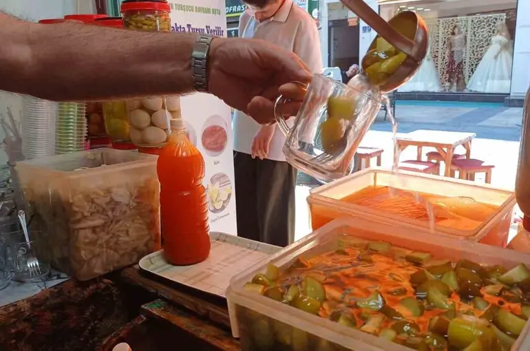 Turşu tezgahta satışta

