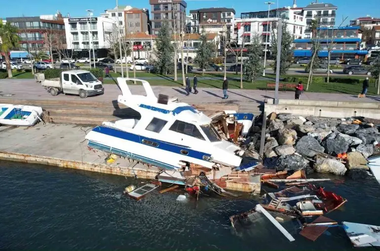 Tuzla’da fırtına sonrası hasar tespit çalışmaları sürüyor
