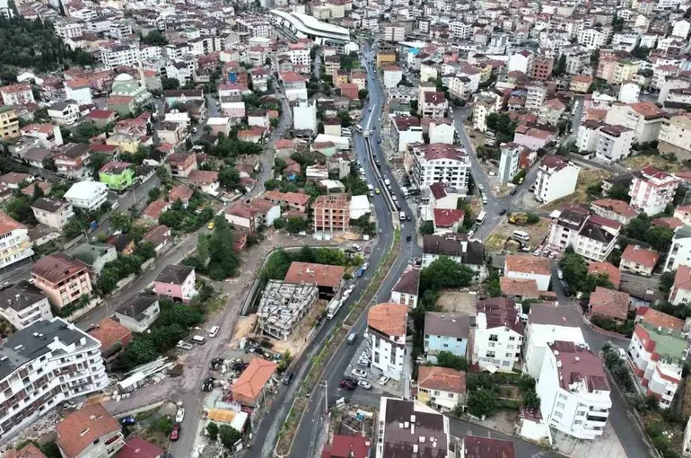 Uğur Mumcu Caddesi modern kimliğine kavuşuyor

