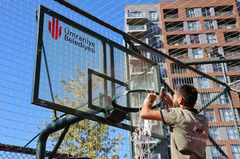 Ümraniye’de park ve yeşil alanlarda yenileme çalışmaları devam ediyor
