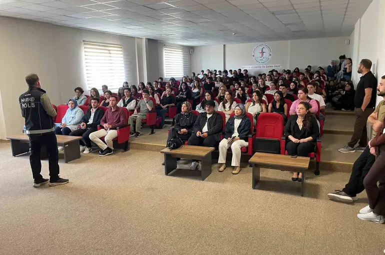 Üniversite öğrencilerine bağımlılıkla mücadele eğitimi verildi
