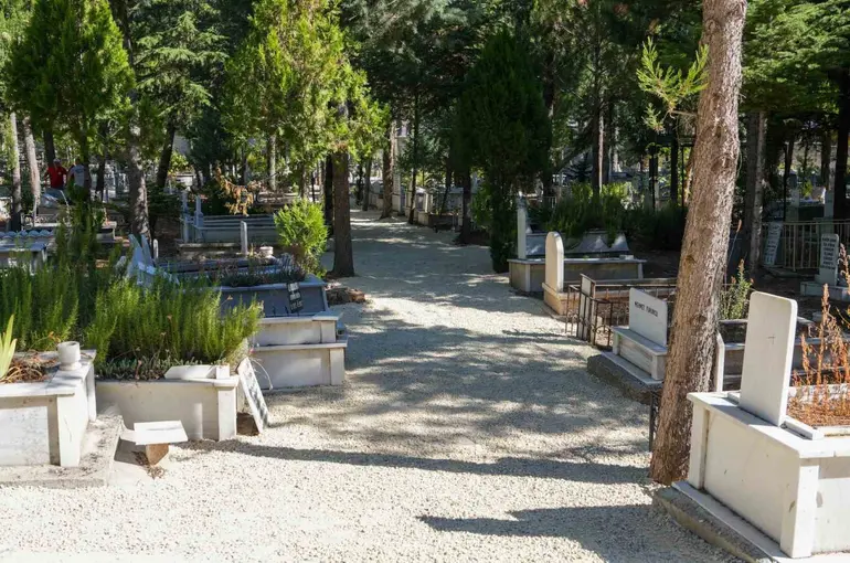 Uşak Belediyesi mezarlık yollarını bakıma aldı
