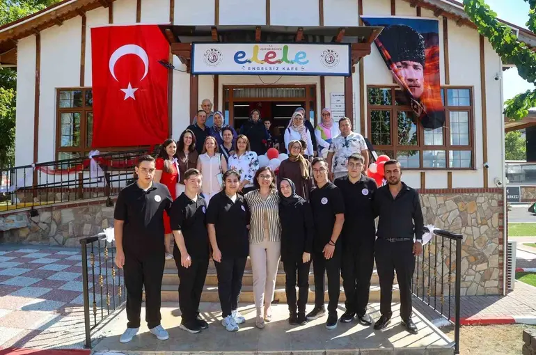 Uşak Belediyesi özel bireyleri iş hayatına kazandıran kafeyi hizmete açtı
