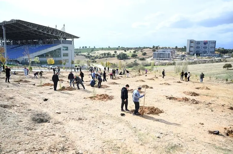 Uşak Üniversitesi, Milli Ağaçlandırma Günü’nde yeşil gelecek için el ele verdi
