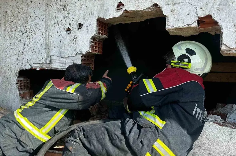 Uşak’ta 2 katlı ev ve ahır yangında küle döndü

