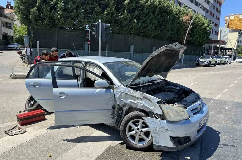 Uşak’ta kamyonet ile otomobil çarpıştı: 4 yaralı
