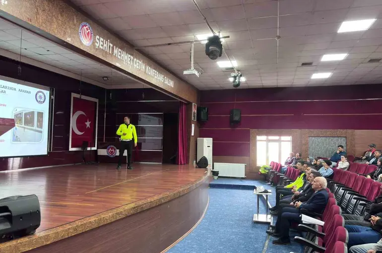 Uşak’ta okul servisi sürücülerine trafik güvenliği eğitimi
