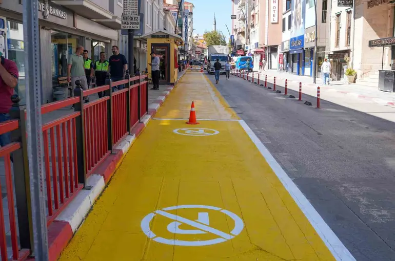 Uşak’ta yol çizgileri yenileniyor
