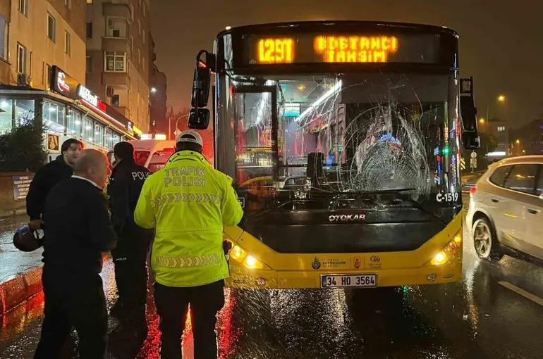 Üsküdar’da kırmızı ışıkta geçen yayaya İETT otobüsü çarptı
