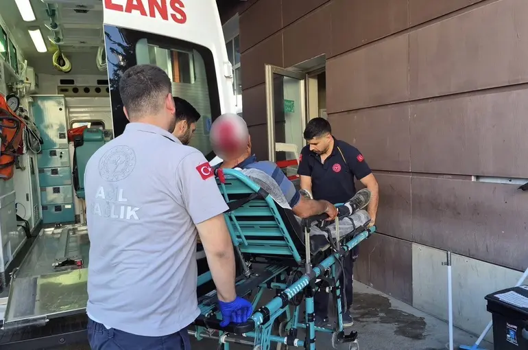Üzerine buzdolabı devrilen kişi yaralandı
