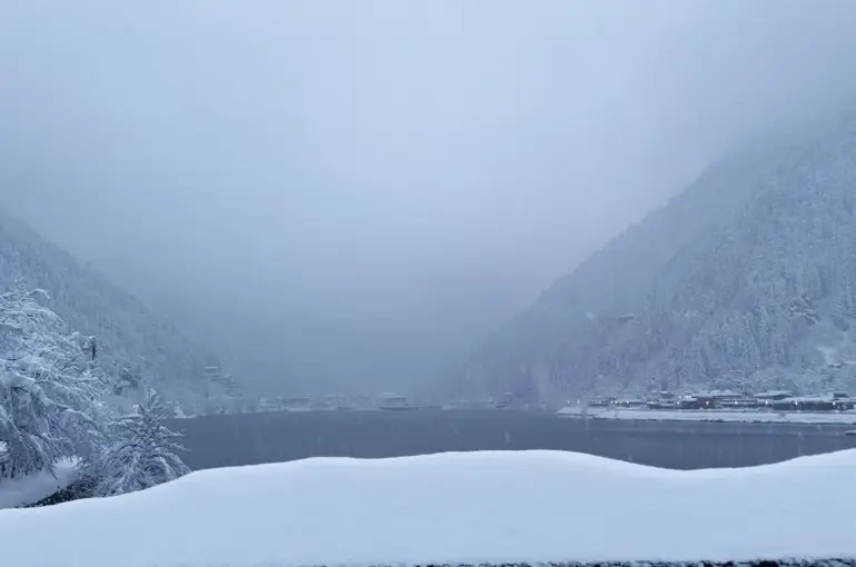 Uzungöl beyaza büründü: Kar kalınlığı 1 metreyi aştı
