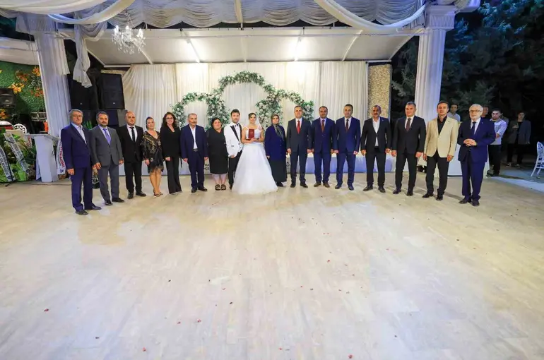 Vali Akbıyık, şehit ailesinin mutlu gününde nikâh şahidi oldu

