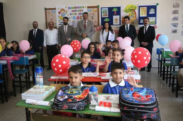 Vali Ali Çelik’ten öğrencilere eğitim öğretim yılı hediyesi
