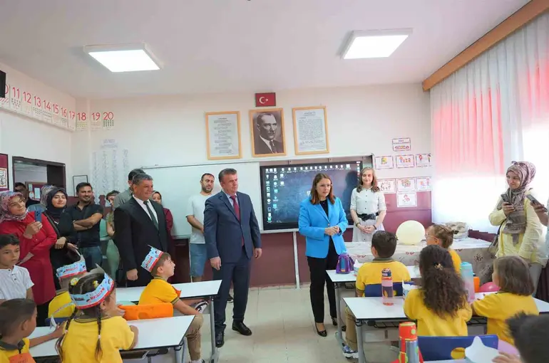 Vali Arslan’dan minik öğrencilere uyum desteği
