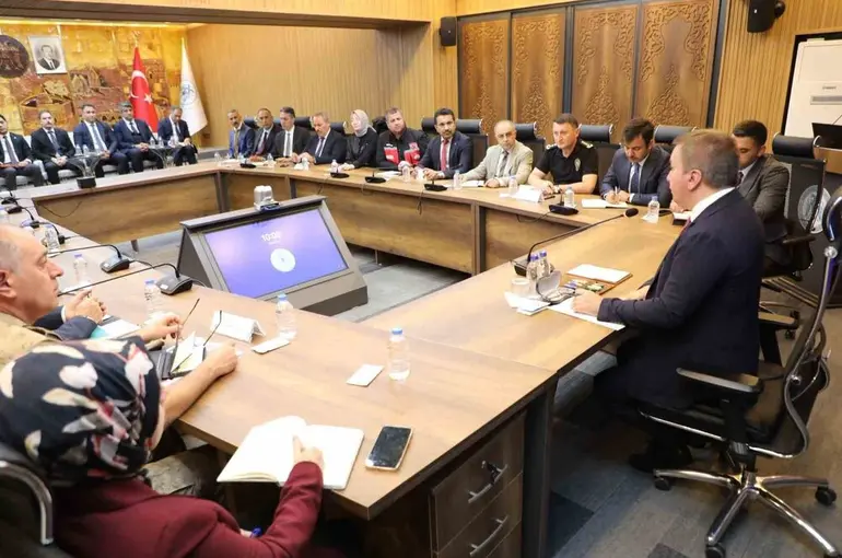 Vali Aydoğdu, birim amirleriyle toplantı yaptı
