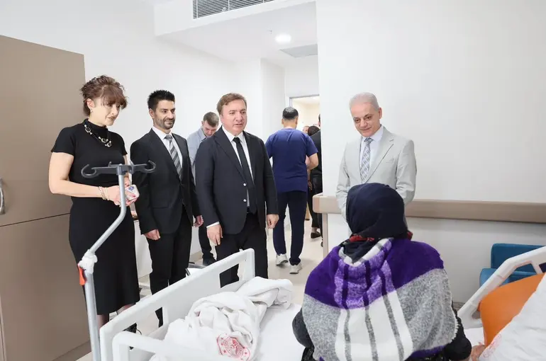 Vali Aydoğdu, hastanede tedavi gören hastaları ziyaret etti
