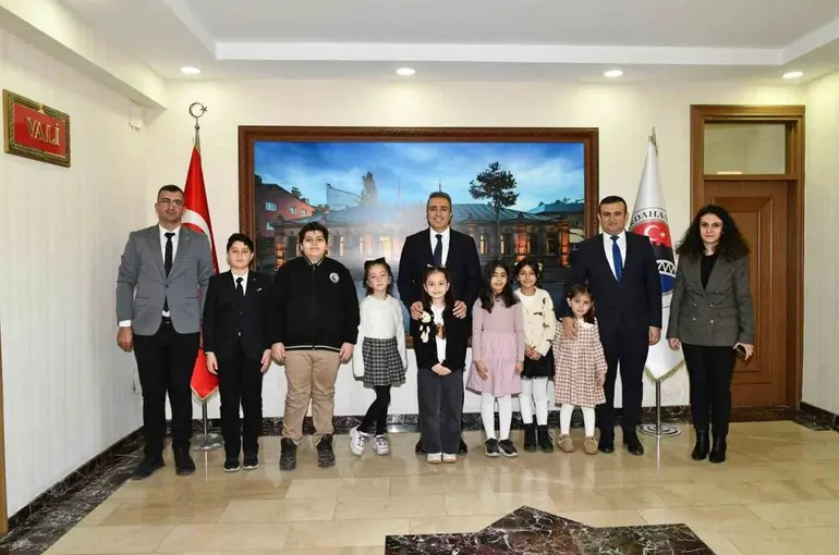 Vali Çiçek, 20 Kasım Dünya Çocuk Hakları Günü’nde çocukları ağırladı
