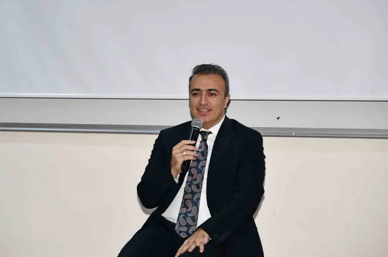 Vali Çiçek, Ardahan Üniversitesi’nde söyleşi programına katıldı
