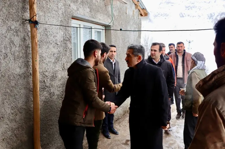 Vali Ekici çığ düşen köyde incelemelerde bulundu
