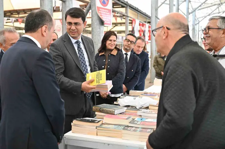 Vali Kartal, Uşak Kitap Fuarı’nı ziyaret etti
