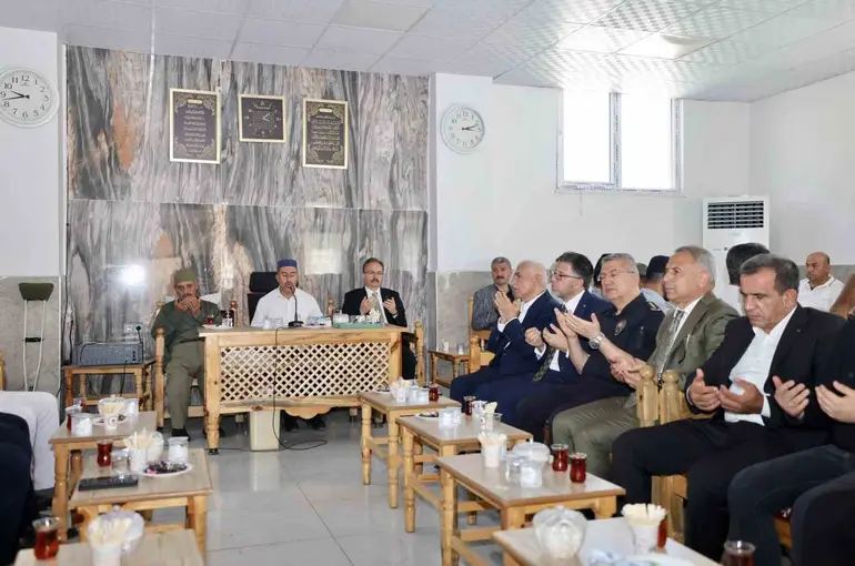 Vali Kızılkaya, kazada hayatını kaybeden iki kuzenin taziyesine katıldı
