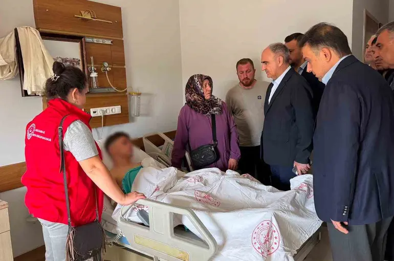 Vali Özkan’dan yaralı öğrencilere ziyaret
