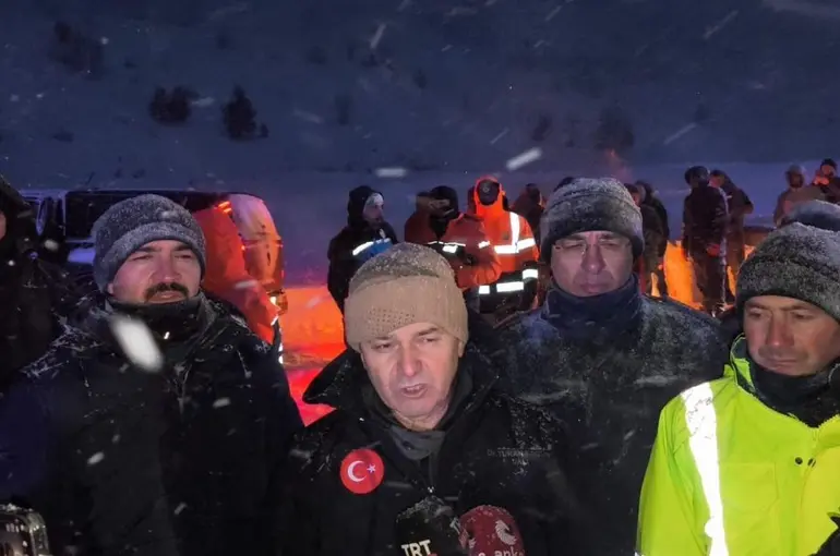 Vali Turan Ergün: "Çığ altındakileri bulmak için çalışmalar yarın sabah yeniden başlayacak"
