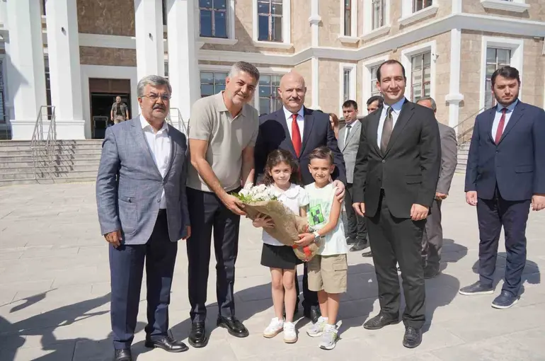 Vali ve milletvekili, çocuklarla ’o piti piti’ oynadı
