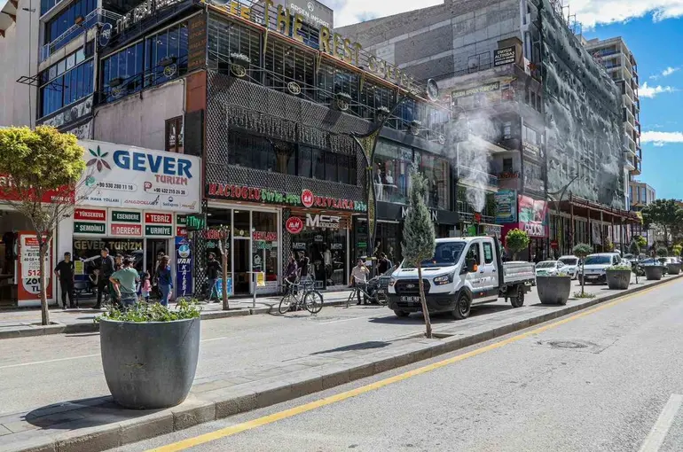 Van Büyükşehir Belediyesi caddelere gül suyu sıktı
