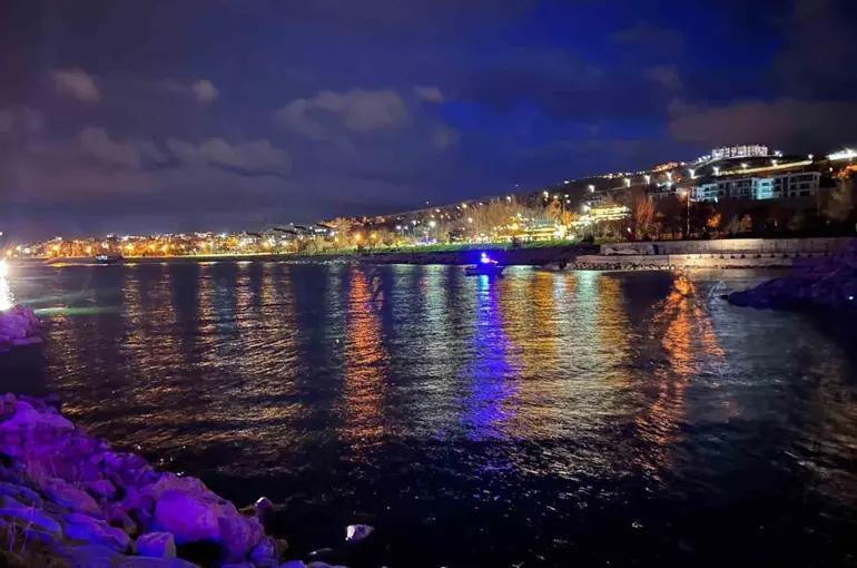 Van Gölü’ne düşen şahıs için kurtarma seferberliği
