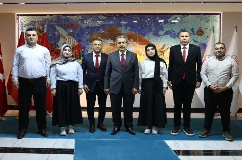 Van Yüzüncü Yıl Tıp Fakültesini kazanan ikiz kardeşler Vali Ekici’yi ziyaret etti
