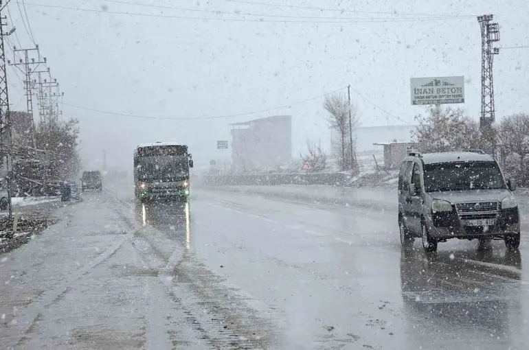 Van’da 11 yerleşim yerinin yolu ulaşıma kapandı
