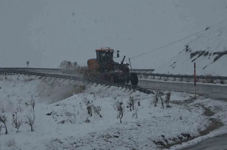 Van’da 21 yerleşim yerinin yolu ulaşıma kapandı
