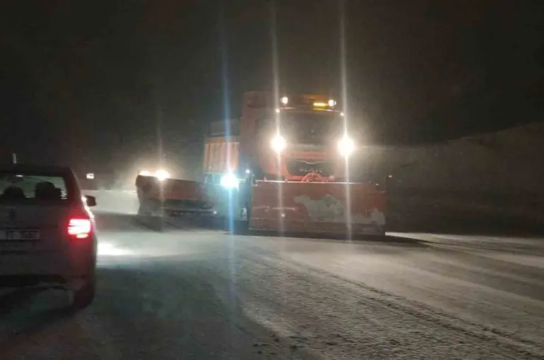 Van’da 341 yerleşim yerinin yolu kapandı
