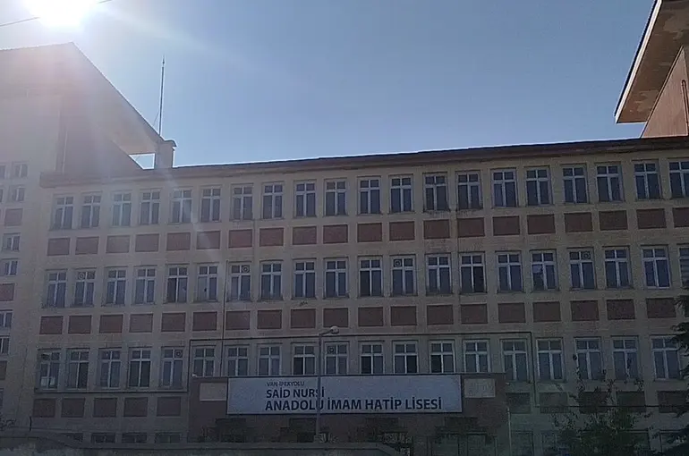 Van’da 5 öğrenci zehirlenme şüphesiyle hastaneye kaldırıldı
