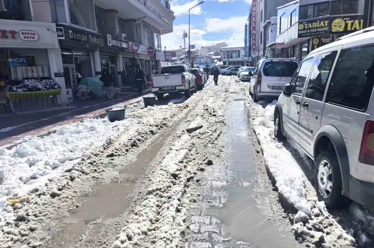 Van’da esnaf ve vatandaşlardan "altyapı ve temizlik" tepkisi
