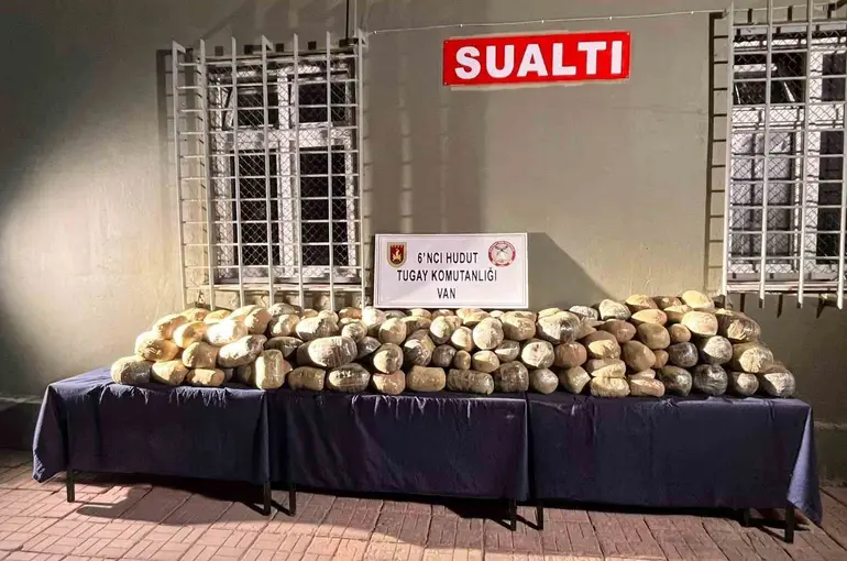 Van’da gerçekleştirilen uyuşturucu operasyonunda 412 bin 741 gram uyuşturucu madde ele geçirildi
