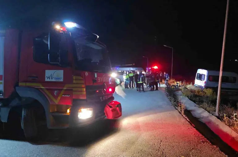 Van’da iki servis minibüsü çarpıştı: 8 yaralı
