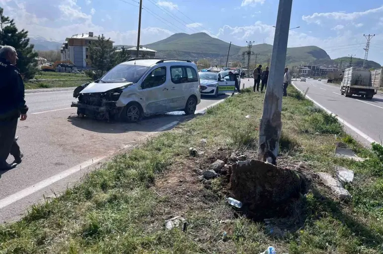 Van’da kamyonet aydınlatma direğine çarptı: 4 yaralı
