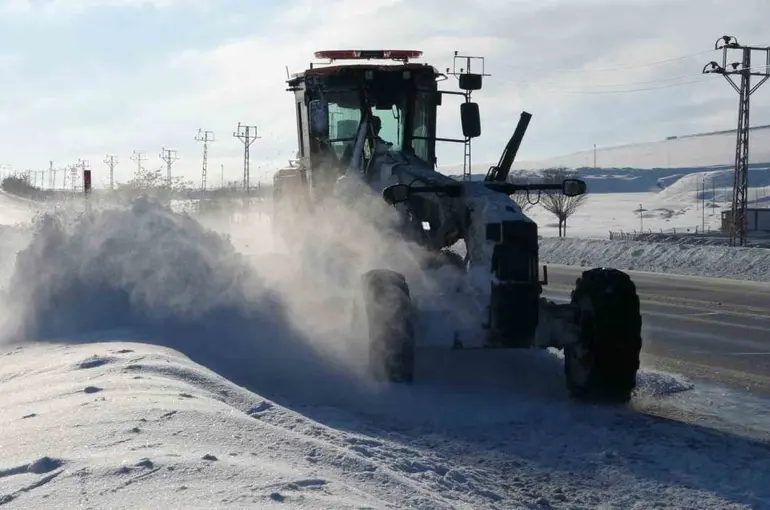 Van’da kardan dolayı kapanan 625 yoldan 408’i açıldı
