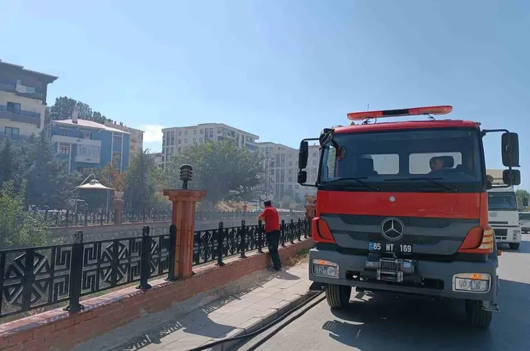 Van’da kuru ot yangını
