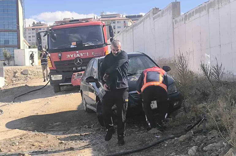 Van’da park halindeki otomobilde yangın
