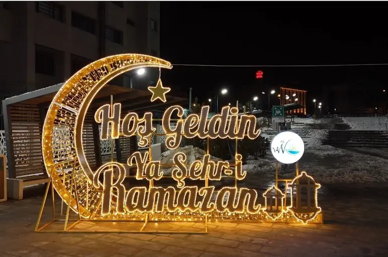 Van’da Ramazan ışıltısı: Kent meydanları görsel şölene dönüştü
