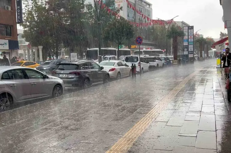 Van’da sağanak yağış
